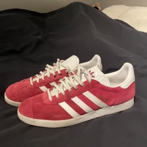 Röda Adidas Gazelle sneakers - Tja! Säljer ett par snygga adidas gazelle. Skorna är endast prövade och är i nyskick. Fler bilder kan skickas!