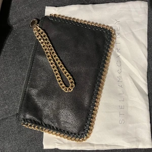 Svart tväska från Stella McCartney - En fin och oanvänd Stella McCartney väska. Har inte kvitto på den då jag har fått den. Inga skador eller revor. Skriv om ni undrar något 