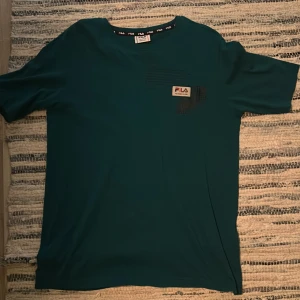 Grön t-shirt från Fila - Snygg grön t-shirt från Fila! Knappt använd och är i bästa skick!