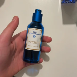 Blu Mediterraneo Mandorlo di Sicilia - Säljer en elegant parfym i en stilren blå flaska från Acqua di Parma. Doften Mandorlo di Sicilia ingår i Blu Mediterraneo-serien och ger en fräsch och upplyftande känsla. Perfekt för dig som älskar en touch av Medelhavet i din vardag.