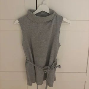 Slutsåld Zara topp - Säljer denna tröja från Zara som knappt är använd. Den säljs inte längre. Som ny ☺️