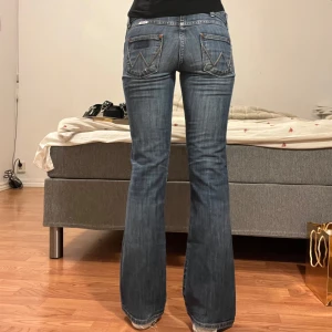 Jeans  - Midjemått: 37cm, innerbenslängd: 78cm 💞små defekter finns - se bilder 