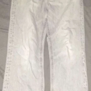 Ljusgrå jeansbyxor - Snygga jeans från Jack and Jones dom har inga håll och är losse 