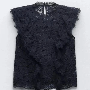 Blå spetsblus - Snygg spets blus.Aldrig använd och inga defekter  