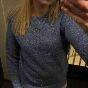 Blå stickad tröja från vero Moda i Stolek S - Säljer en mysig blå stickad tröja med långärmad design. Perfekt för kyligare dagar och ger en stilren look. Tröjan har en mjuk textur och är lätt att matcha med olika outfits.💞💞