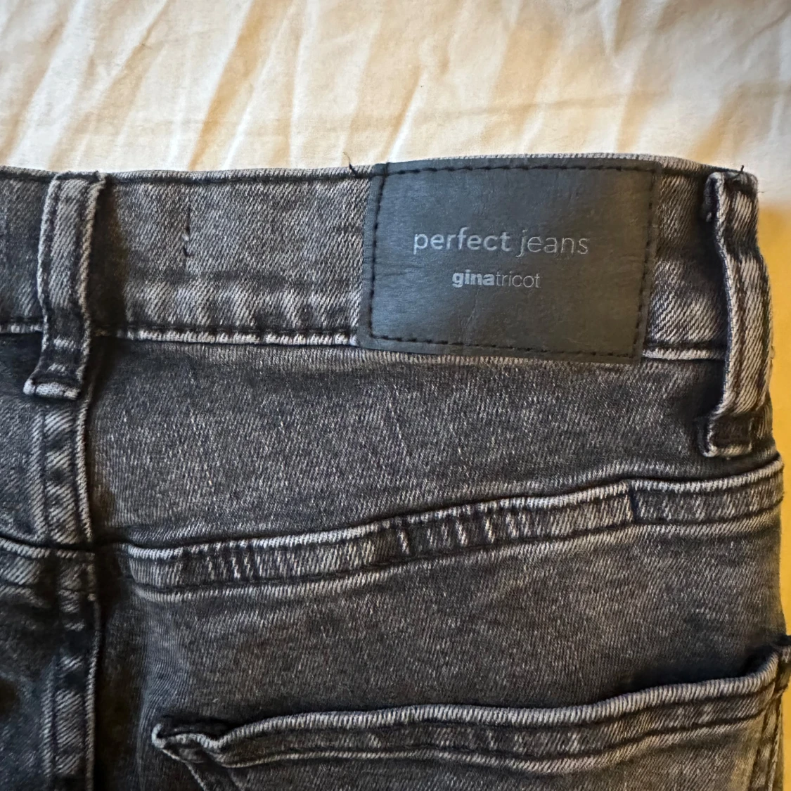 Svarta/Gråa bootcut jeans från Gina Tricot - 4