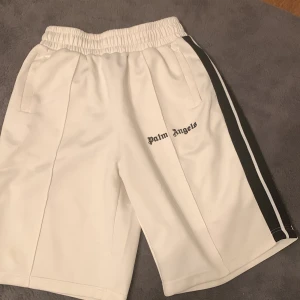 Palm angels shorts  - Vita palm angels shorts medium. Jag säljer dom eftersom jag inte behöver den längre. Jag har använt den i slutet av sommaren alltså ungefär 3 ggr. Helt ny ungefär