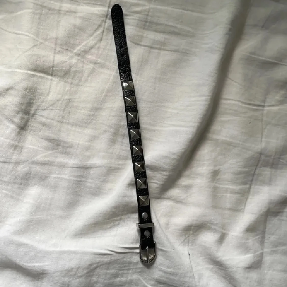Svart armband med nitar - 2