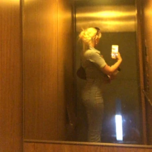 Ljusblå jumpsuit i jeansmaterial - Snygg ljusblå jeansdress/jumpsuit med dragkedja framtill och korta ärmar. Älskar den här så himla mycket, otroligt skön och ger världens finaste figur. Säljs på grund av graviditet 💕🌸Nypris var 699kr, Pris kan diskuteras vid snabb affär :) 