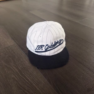 IFK Göteborg keps - IFK GÖTEBORG keps i väldigt fint skick. Storlek 57,8 cm men har krymt lite eftersom jag tvättat den en gång.