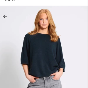 Stickad t-shirt - En mörkblå stickad t-shirt från Lager 157💗har inte riktigt kommit till användning så den är i bra skick💗