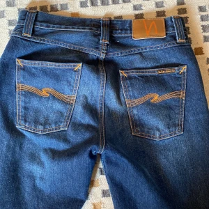 Nudie Jeans - Ett par väldigt snygga mörkblå Nudie Jeans i storlek 29/32 (midjemått 76 cm). Väldigt bra skick och passar till typ allt. Pris kan diskuteras. Hör gärna av dig om du har frågor!