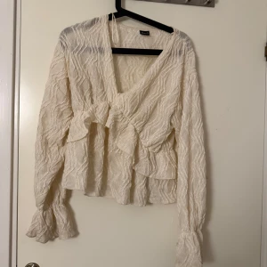 Blus - Jätte fin blus ifrån Gina tricot i storlek M. Blusen är i jätte fint skick och nästan aldrig använd.