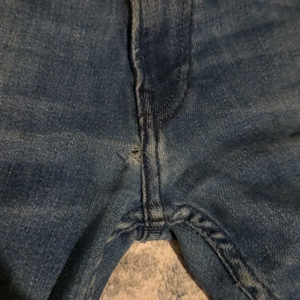 Säljer nu dessa asfeta snygga blå replay jeans med klassisk design och knappgylf. Perfekta för en avslappnad stil. De har en lätt tvättad look. De är köpta för 1899 och är i 28/32 två små defekter som finns på bild 3&4 men annars är de i otroligt skick. Hör av er vid frågor 🙌. Farkut & Housut.