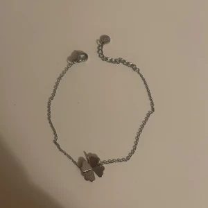 Silverfärgat armband med fyrklöver - Armband från Edblad, använd ett fåtal gånger så väldigt fint skick 💕