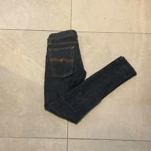 Nudie Jeans - Fina marinblåa jeans från Nudie. Använda ett fåtal gånger skulle säga att skicket är 9/10. Strl W27 L32, står att det är W26 men är mycket större i midjan igentligen! Vid fundering eller intresse är det bara att höra va er!😃