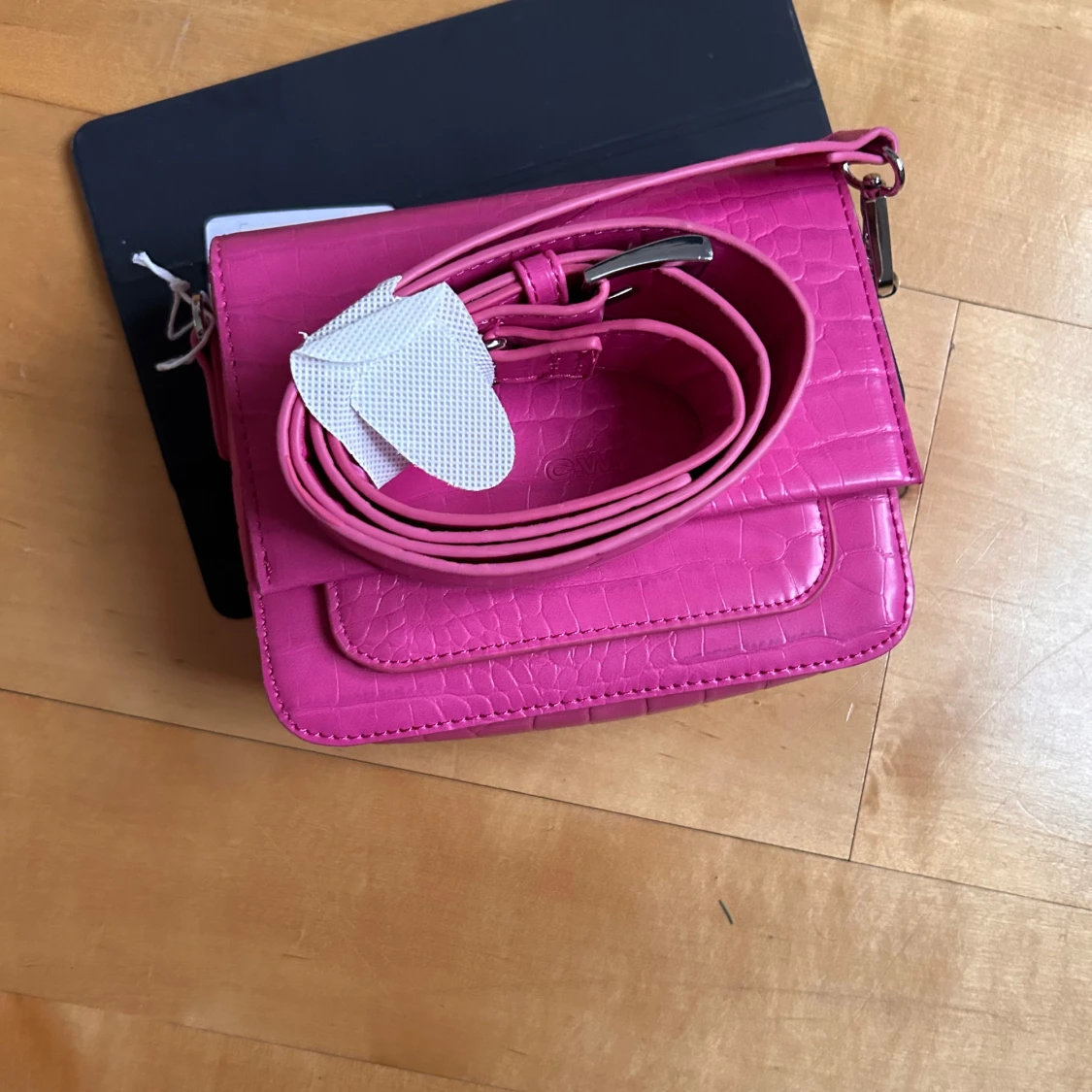 Rosa axelväska i krokodilmönster - 1