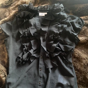 Svart blus - Säljer denna jättefina svarta blus, så användbar och passar till allt❤️nyskick 