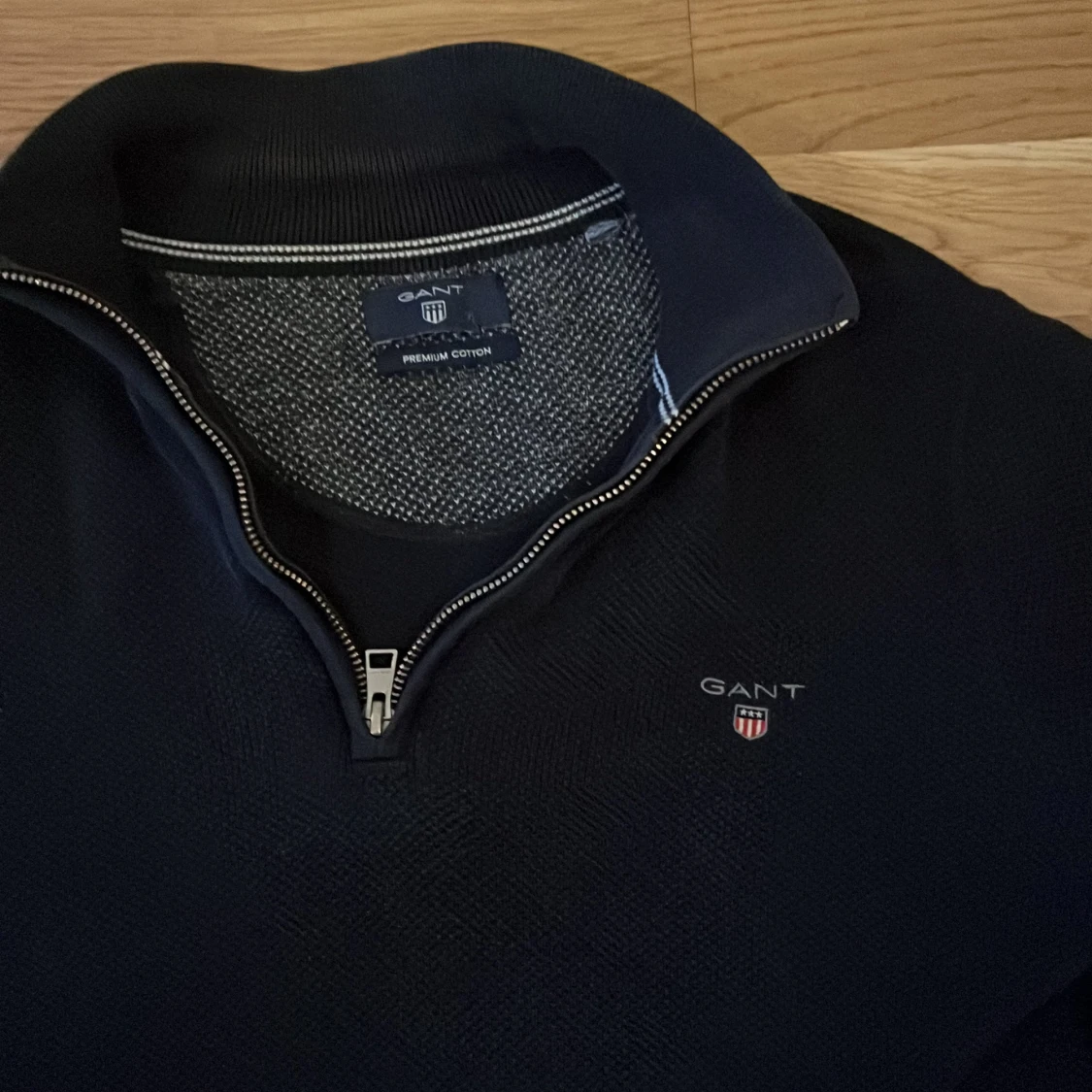 Mörkblå tröja med dragkedja från Gant - 1