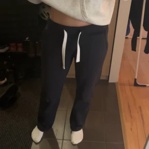 Russemerch byxor - Lågmidjade mjukisbyxor från russemerch i storlek S! Använda i ungefär ett år. Kan diskutera priset och är även öppen för att byta mot ett par i tall i s eller xs🥰 Spegeln på andra bilden är smutsig, byxorna är nytvättade och har inga fläckar på sig💞 Är 169 cm lång för jämförelse