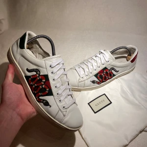 Gucci ace - Eftertraktade Gucci ace med ormar | storlek 42 - bra skick - nypris: 6000kr, mitt pris: 2199kr - STEAL 📩