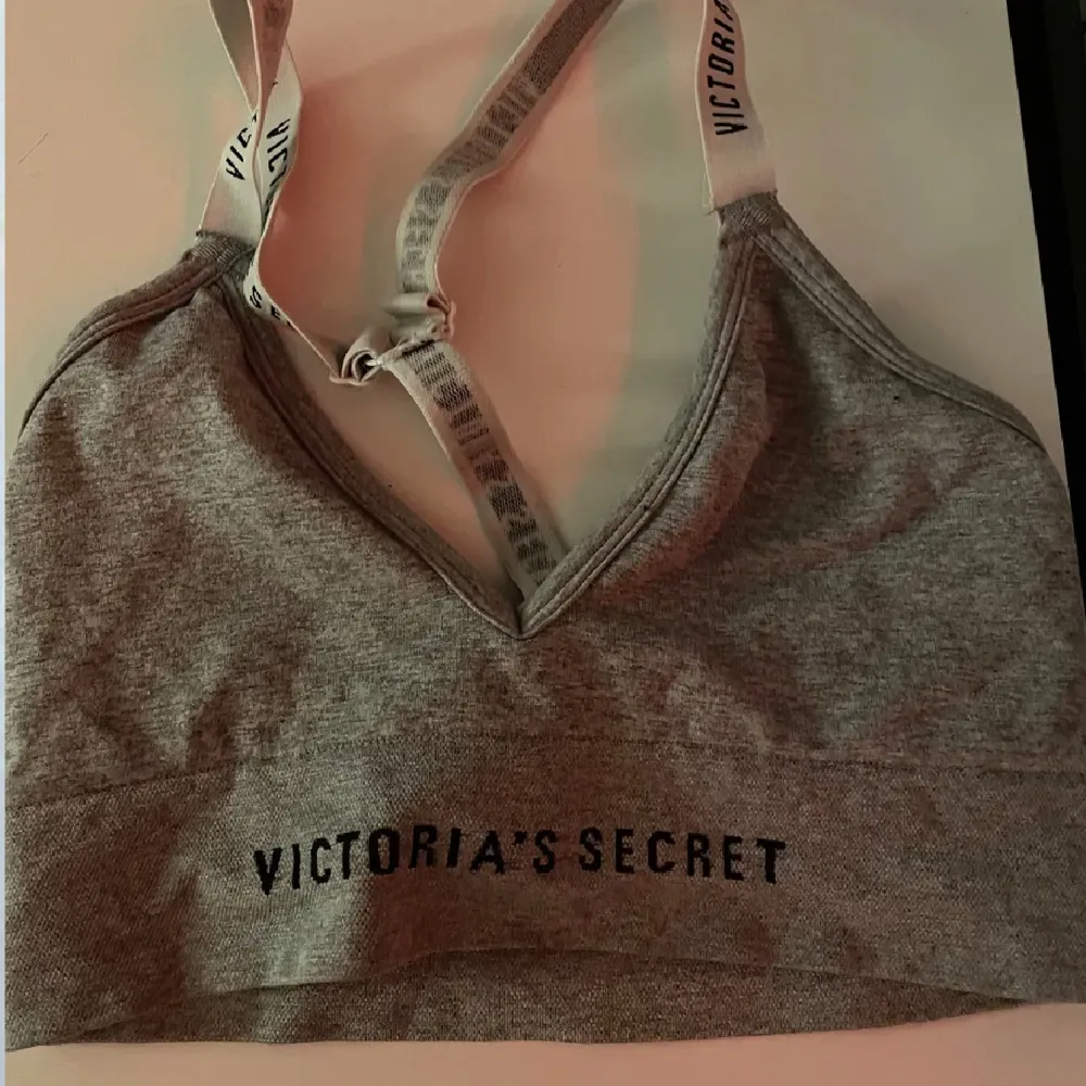 Säljer min Victoria secret topp! Kom med pris förslag! Inga defekter som ny och jätteskön!. Toppar.