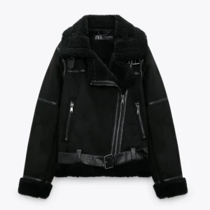 teddy jacka - svart teddy jacka från zara, använt fåtal gånger. supper tjock och varm, jag är 170 å den passar perfekt på mig