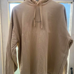 Acne studios - Säljer en acne hoodie, bra skick, lite solblekt runt luvan men inget man tänker på 
