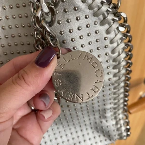 Helt ny supersnygg väska! - Aldrig använd! Vet ej om den är äkta eller inte men sjukt snygg! Höjd 24 cm Bredd 28 cm Djup 22 cm