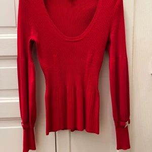Karen Millen tröja i rött - Säljer min fina Karen Millen tröja i rött med silverdetaljer i storlek 36 eller S till priset 200kr. Jag kan träffas i Stockholm city eller skicka den till dig. Förutsatt att du står för frakten. Den är i gott skick. Lite använd bara.