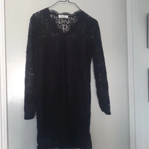 Svart spetsklänning från Chiara Forthi - Säljer en elegant svart spetsklänning/top. Klänningen är långärmad och har en vacker spetsdetalj över hela plagget. Perfekt för festliga tillfällen eller en utekväll. Den är i nyskick och redo att bäras av någon som vill känna sig ext
