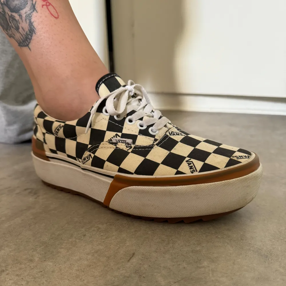 Häftiga chunky Vans som är endast använda 1-2 ggr då jag insåg att detta inte är min stil 🥹 Köparen står för frakt eller hämtas i Malmö 💖. Skor.