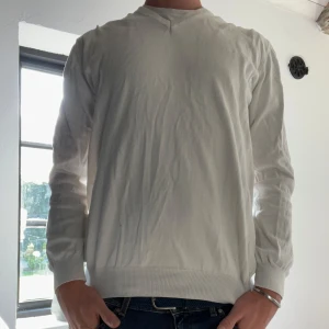 Sand Tröja  - Säljer nu denna Sand tröjan, den kommer inte till användning - storlek L - skick 9.5/10 - nypris 1000 