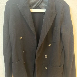 Svart Kavaj - Säljer min svarta John Henric kavaj i storlek XS då har blivit för liten för mig.  Nypris: 1499  Köparen står för frakt  