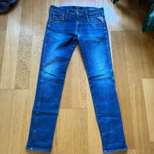 Replay Anbass - Hej! Säljer mina Replay Anbass i storlek 32/32 som är otroligt snygga och stilrena. Dem passar otroligt bra till alla slags plagg. Släng iväg ett meddelande vid frågor och funderingar!