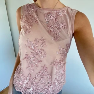 Jättefin vintage topp - Jättefin vintagetopp, festlig med fina detaljer. Knapp på baksidan utav toppen