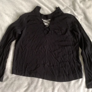 Svart festblus  - Säljer denna väldigt fina blus! Den passar väldigt bra när man vill ha på sig nåt lite mer festligt💗 om det är något mer du undrar så skriv gärna så fotar jag eller svarar så fort jag kan!