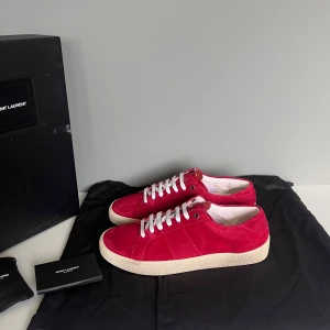 Saint Laurent skor - Säljer ett par sjukt snygga saint Laurent skor i storlek 41, cond 10/10 helt nya! Kommer med ALL OG! 