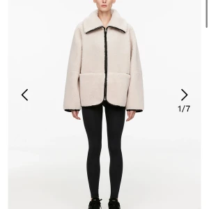 Teddy jacka - Säljer denna då jag har en annan! Använd förra vintern men super bra skick, dragkedjan har lossnat lite längst ned(kan skicka bild vid itresse) men i get som märks!😊