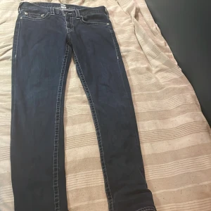 true religon jeans😮‍💨 - Ett par feta ny skick true religon jeans! Rikgit snygga skick 10/10 inga defekter eller liknande! Kom gärna med prisförslag! ( be om mer bilder om ngt skulle va oklart)