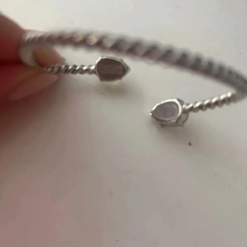 Så fint Caroline svedblom armband. Det är mycket fint skick, lite färg har lossnat på undersidan (se bild 3). ❣️. Accessoarer.