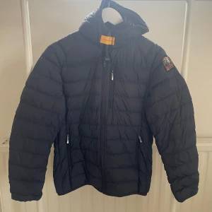 Parajumper dunjacka - Mörklblå super lightweight Parajumper dunjacka  Storlek Youth Medium som jag tror motsvarar xs/s Skick 10/10 