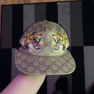 Gucci keps tiger äkta - Säljer en äkta gucci tiger keps den är i helt okej skick i storlek m