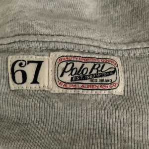 Ralph lauren zipper  - Denna tröja andvänds inte köpte den för ett tag sen men den har bara tagit upp plats