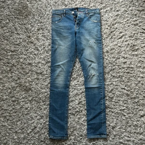 Slim jeans  - Tjena! Säljer nu dessa slim jeans ifrån märket EN NOIR, riktigt snygga och bra passform🤩 strl 30/32, nypris: 4000+ mitt pris: 899🙌🏼 hör av vid funderingar! 