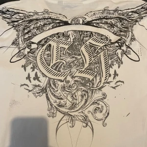 Drainer T-shirt med tryck  - Snyggt tryck på fram och baksida. Säljer då den är för stor. 