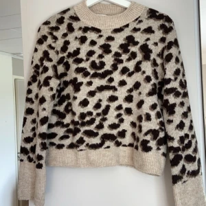 Leopard tröja  - Säljer denna super fina tröja ifrån hm den är i storlek XS men passar S också. Super fint skick  
