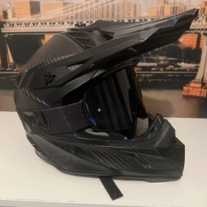 Raven kolfiber crosshjälm med goggles  - Stl S. Väger extremt lite 