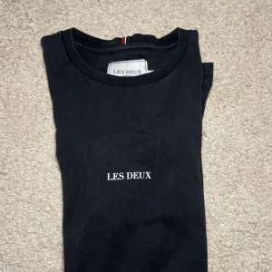 Les Deux t-shirt - Jag säljer nu en Les Deux t-shirt i bra skick som inte längre passar mig. Tveka inte på att höra av dig vid frågor eller funderingar!