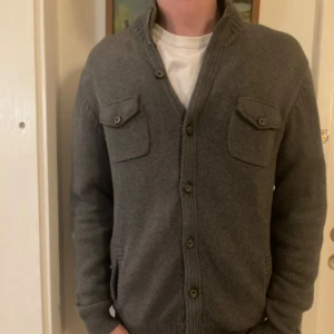 Massimo Dutti kashmir cardigan  - Supersnygg och i väldigt bra skick, har används varsamt och Inga defekter förekommer. Nypris: 2000